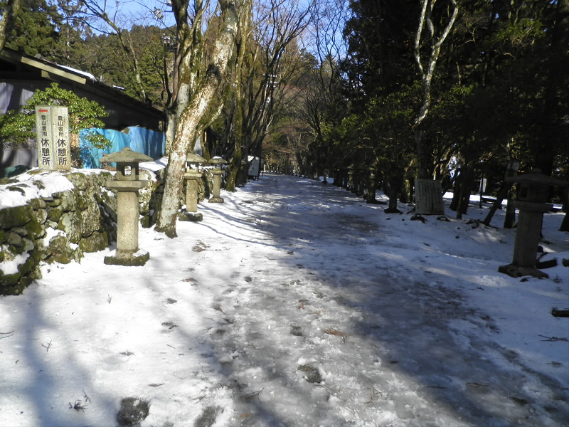 参道がアイスリンクになってしまっています。
