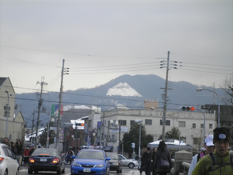 白地に黒貫の大文字です。
