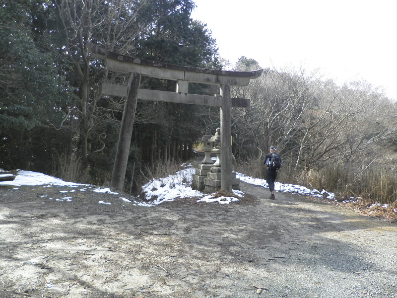 ここまで、叡電のハイクを外れます。
参加者の赤いリボンを返しました。
比叡アルプスにここから入ります。