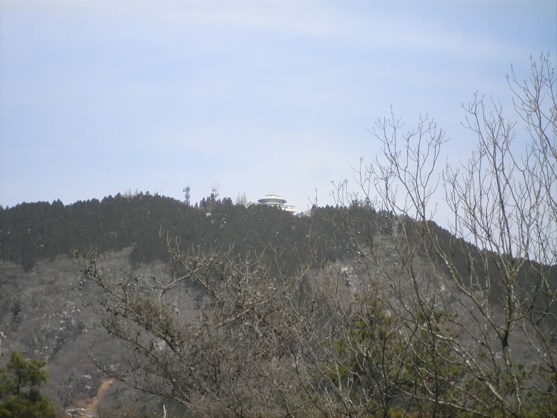 比叡山の山頂が見えています。
昔はあの建物の下にお化け屋敷がありました。