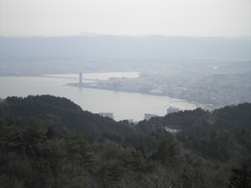 琵琶湖の南の端が見えています。