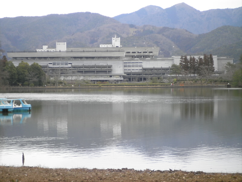 向うに見えるのは、ウルトラマンでロケに使用された国際会議場です。