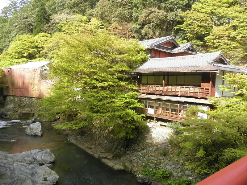 清滝川の横には旅館がありますが、営業しているのか？
