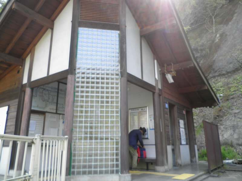 ここが、駅舎。
トイレと、改札だけです。
自動販売機は駅の中しかありません。
ですから、入場券を買ってからでないと。
でも、改札機の横を抜けられので．．．