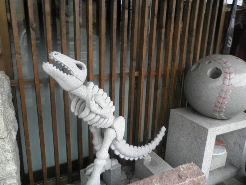 恐竜の化石ではなく、石で造られた恐竜。