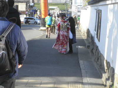 近くに写真館があるのか、振り袖姿の方がちらほら。