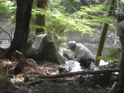 伏見城の普請に使われる予定の岩だそうです。
このあたりに２０個ぐらいあるそうです。
