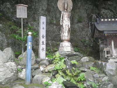 ここの水は湧き水でなく、地下水をくみ上げているそうです。