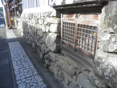石垣はこのあたりの穴太衆の技術だそうです。
