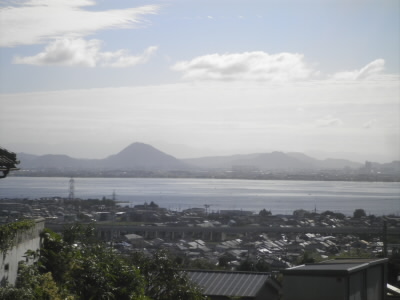 湖面が日の光で輝いてました。
むこうに見えるのは三上山。