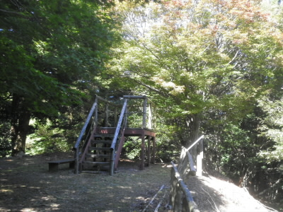 もたてやまキャンプ場
跡ですね。

このテラスに座って、無線をしてました。
