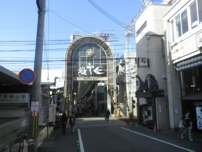 普通は、大手門からの道は筋でなく通りなのですが、
通りは京への道に譲り、ここは筋となったそうです。