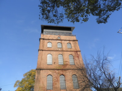 宇治の駐屯地は、火薬の製造が目的だったそうで、その時の水槽塔として建築されたそうです。
それを、見学用の展望塔として再利用されました。