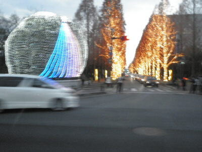 ロームのイルミネーション。
帰りのバスからパチリ。