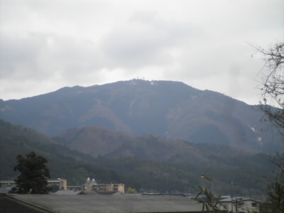 比叡山がここからよく見えます。
まだ、少し雪があります。