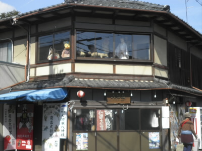 ふっと見ると、二階に妖怪の姿が