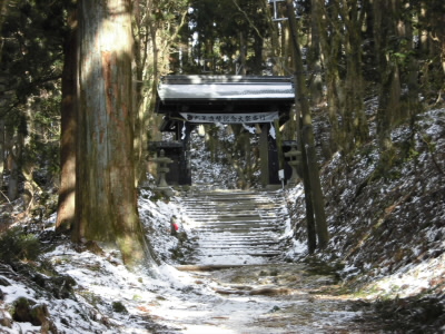 黒門まで来ると、雪が凍てついています。
足が滑る、滑る。