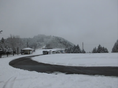 さすがに上がってくる車は少ないです。
でも、フリラーの方が車出来て、CBとデジ簡で交信をされてました。
向こうの山が大比叡です。