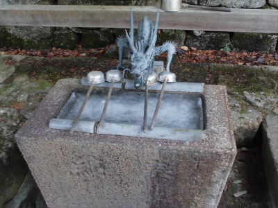 寒さで手水の水が全部、凍ってます。