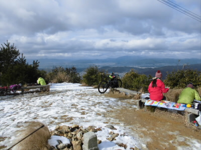 三角点付近は、日当たりがいいので地が見えてます。ちょっと残念。
