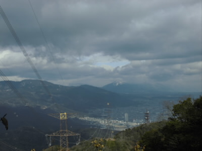 比叡山はそうでもないが、向こうの蓬莱山は雪がいっぱい。当然ですね。琵琶湖バレーですか。