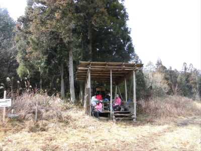 お昼はみぞれを避けてここで食べました。

