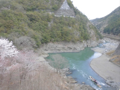 保津川下りが下に見えます。