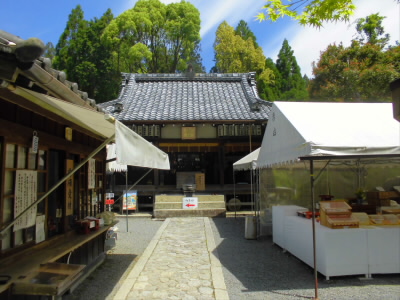 ここで、御朱印をいただきました。
いただくところは、ここをぐるーっと回った最後のお堂の近くでした。ということで、いただくためにお堂を皆、拝観しました。