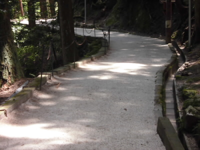 道が白いのは、この辺りは花崗岩の砂になっています。箒のあとがきれいな時があります。