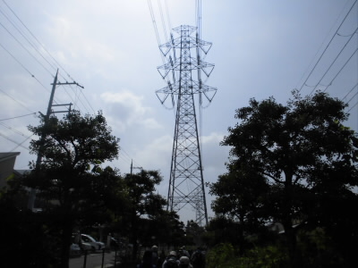 2018/06/09 09:34:06 住宅地に高圧電線