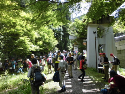 例によって受付です。
地図とリボンをもらって、出発の１０時を待ちます。
なんか、２００６年の時と高架橋の橋脚がきれいになっているような。