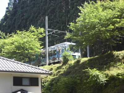 電車が来てしまいました。
叡電のこの辺りは単線ですので、ここで上りと下りがすれ違うために長めに停車します。
でも、ここから走っていくには、余力がない。