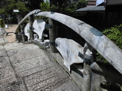 境内にある「弘済池（こうさいち）」には、ひときわ目を引く橋が架かっています。この橋は、全国にもここだけと思われる、鯨の骨でできた「雪鯨橋（せつげいきょう）」です。

大阪市のホームページより。

