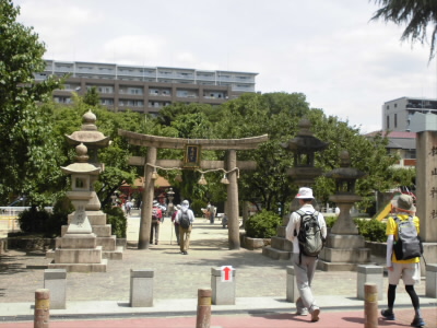 ここから、菅原公ゆかりの神社になります。

延喜元年(901年)、菅原道真が太宰府に流罪になる途中この地に立ち寄り、数千株の小松の茂る景観に感動し、小松の詩を吟じ直筆の御真像を与えました。道真亡き後、村民たちが社祠を構えてお祀りしたのが松山神社の起こりだといわれます。

大阪市のホームページより。
