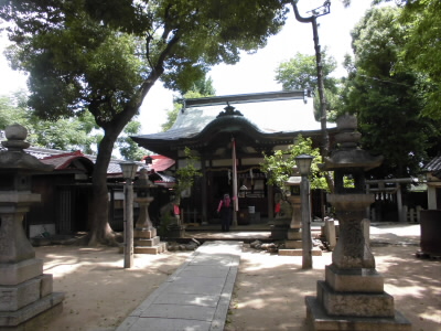 菅原道真が大宰府へ左遷され淀川を船で下る途中、当地摂津の国、二重新家村（ふたえしんけむら）住民の出迎えを受けて上陸され、逆川（さかがわ：淀川の支流）の土堤から東を眺めて京の名残を惜しまれた由緒ある土地であるとされています。

大阪市のホームページより。

