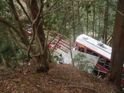 ケーブルがゴロゴロ動いていたので、ケーブルカーが来るまで待っていると、ゆっくり近づいてきました。なんと、もたて山駅に停車しました。
あれれ？と思っていると、降車されるハイカーがありました。
初めて見ました。