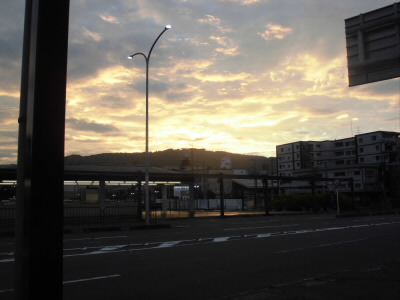 バスが、朝早いです。
バス停より、東山をみれば、朝日が上がってきました。
♪朝はよ起きて、東山見れば猿のけつ真っ赤・・・
と、頭をよぎりました。
