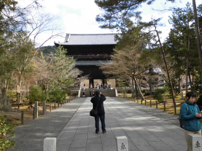 山門
疏水沿いに、水楼閣へ抜けるつもりでしたが、調査のため通行止めになってました。
残忍