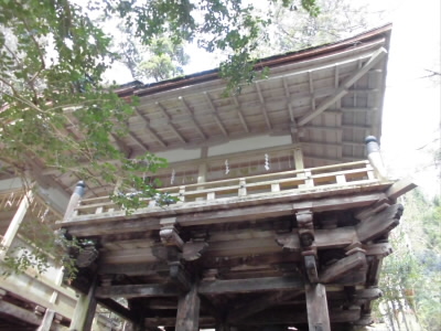 松明が行きかいます。駅に大きな松明が展示されていますが、中の大きさだそうです。大はどんな大きさか想像がつきません。