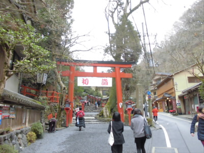 参道ですが、ここはコース通り右を通り、先に結社、奥の院へ。