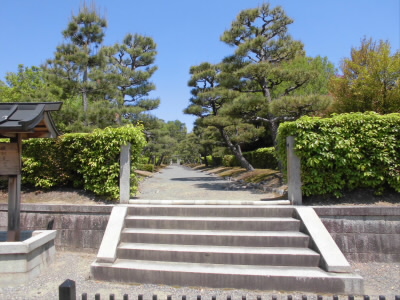 今回のコースには、ここ醍醐天皇陵と朱雀天皇陵の二か所がありました。
伏見などを歩くと、大小の天皇陵があります。
西の桃山は明治天皇陵で広くって大きいです。
