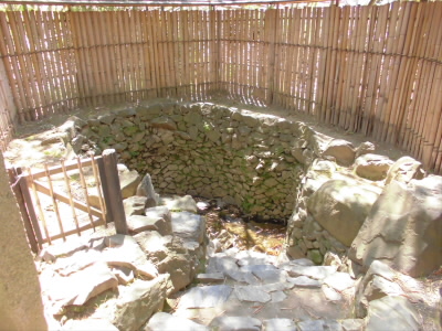 化粧井戸。
この水で化粧をしたらしい。