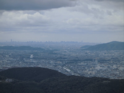 遠くに、大阪のビル群がみえるようです。
