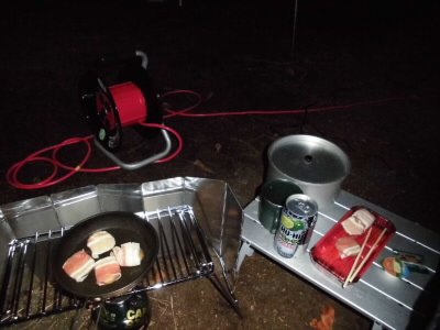 晩御飯は、温めたごはんと、フライドポークです。
ジャガイモを豚肉で巻いたものです。
バターソースとスパイスがついてました。
