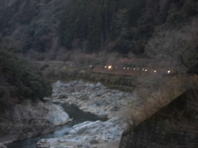 トロッコ列車の沿線はライトアップされています。