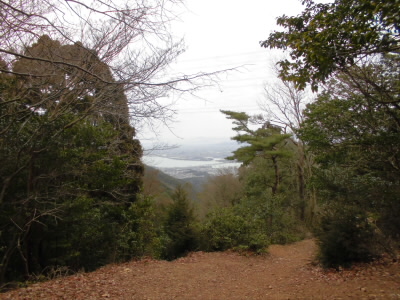 ちょっとした広場です。
ここにベンチが二つあります。
