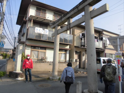 駅からちょっと歩いて、鳥居をくぐって就業場所へ。
けいはんのスタッフのお出迎え。
今日も一日よろしくお願いします。