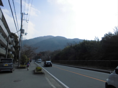 八瀬へ向かって。
前には比叡山が屹ています。
