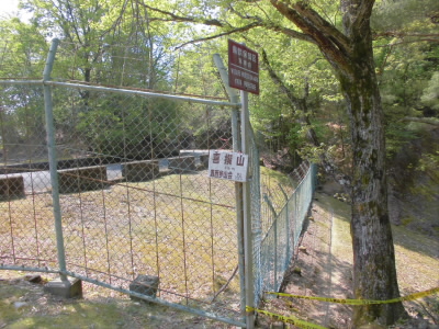 黄色いテープが張られているところが、喜撰山への登山口です。
テープも張られていることなので、今回はパス