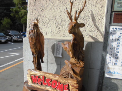 入口に木彫がお出迎え。
延暦寺駅まで、色々な木彫がそろえられてます。